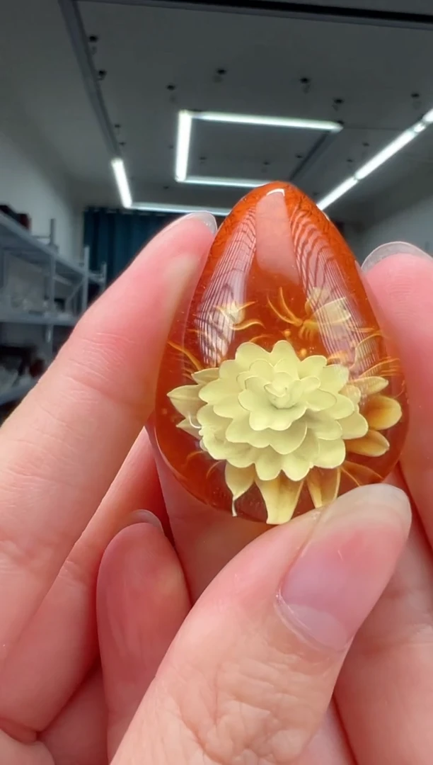琥珀颈饰未镶嵌蝶恋花