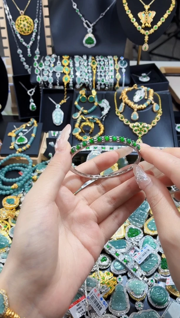 翡翠未镶嵌吊坠(不含链)天然翡翠a货 多样性发其一