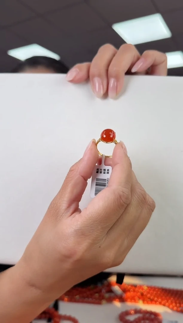 18K金镶嵌戒指南红玛瑙多样发其一/24122903680