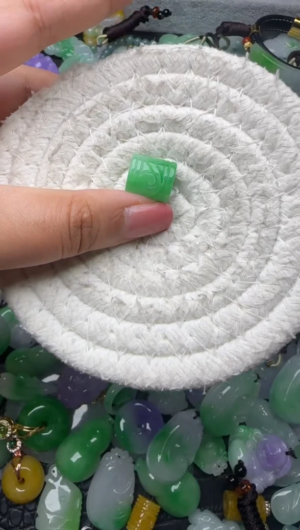 颈饰未镶嵌翡翠缅甸翡翠吊坠