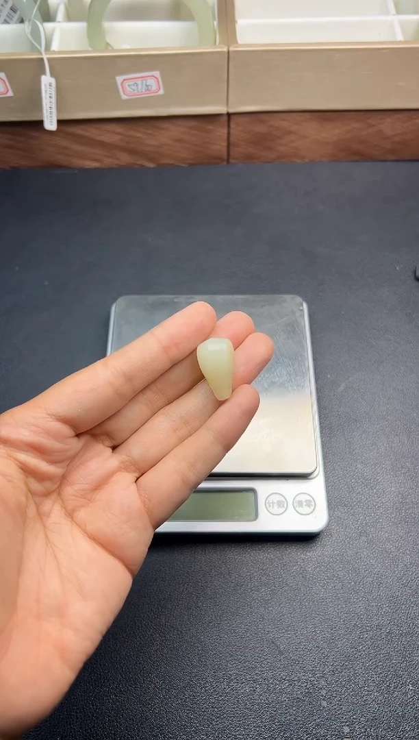 吊坠(不含链)未镶嵌和田玉且末微色差迪克兰二细三通