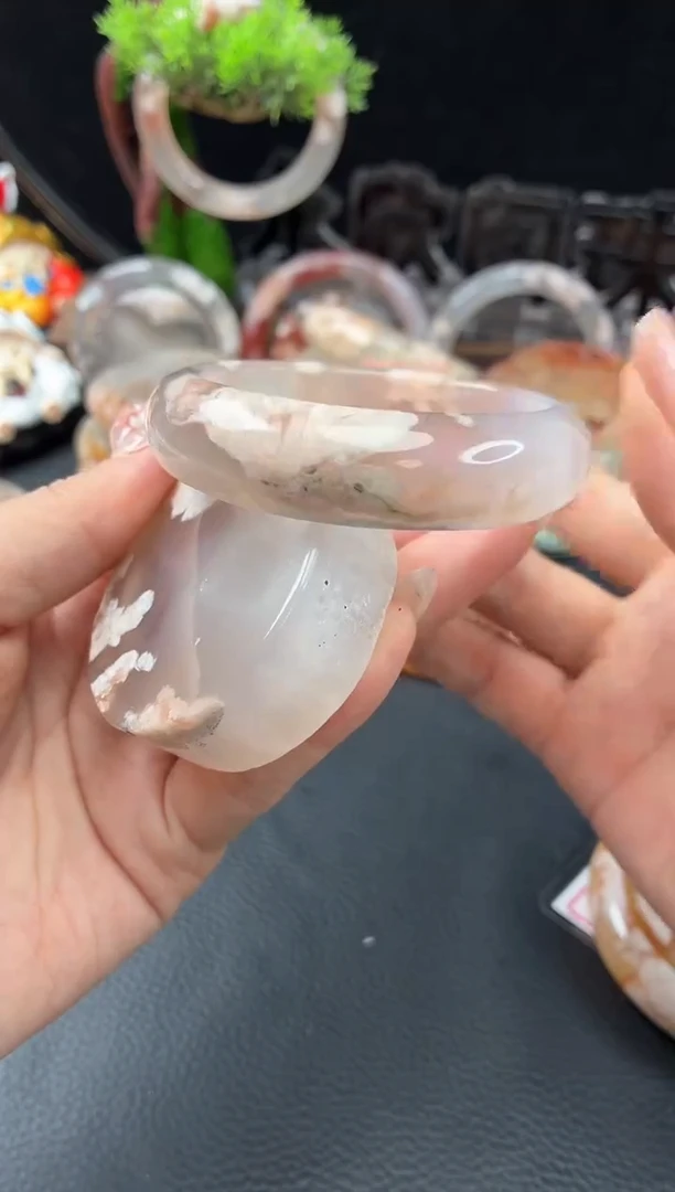 未镶嵌手镯（圆镯）石英质玉53
