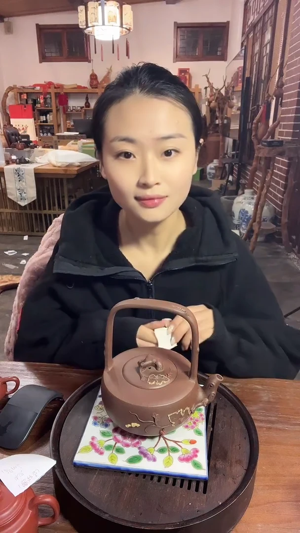 松鼠葡萄提梁壶