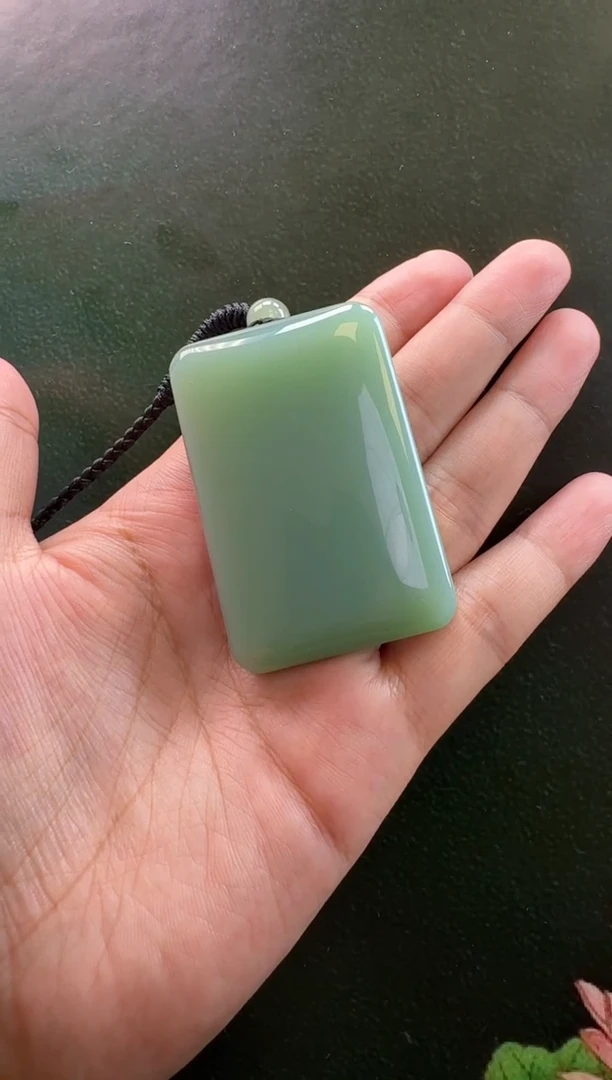 颈饰未镶嵌和田玉吊坠