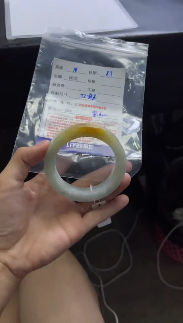 定制翡翠手镯未镶嵌?**洋10定制手镯不退不换