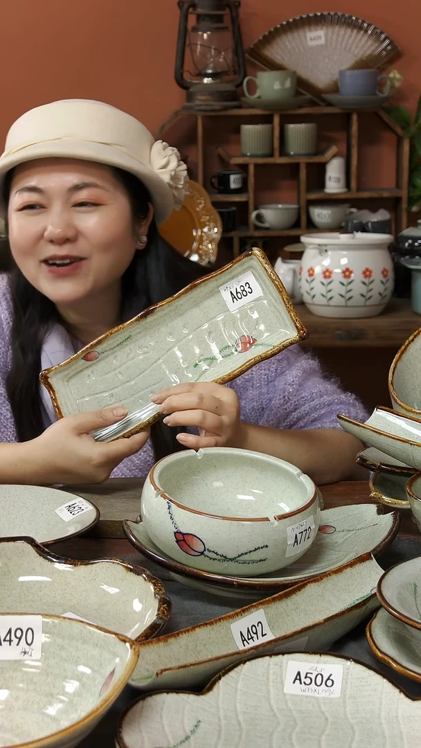 陶瓷A683 一只手绘荷花黑点长盘29*11*2.5可能微瑕