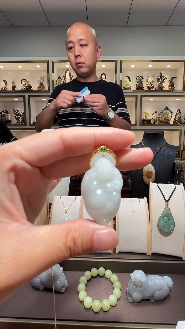 和田玉18K金镶嵌颈饰苏