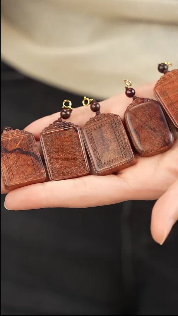 降真香吊坠红降无事牌-80特价多样性随机发一个