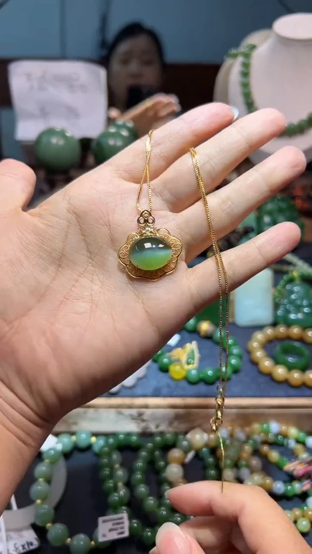 颈饰18K金镶嵌和田玉1