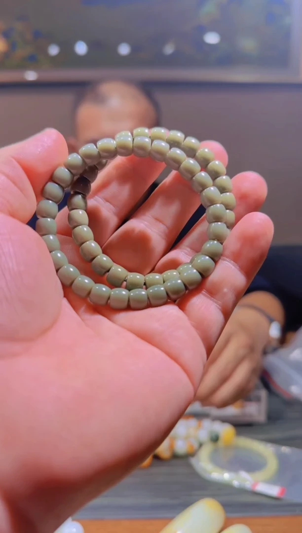 未镶嵌手串和田玉和田玉沙枣青手串多样性发其一