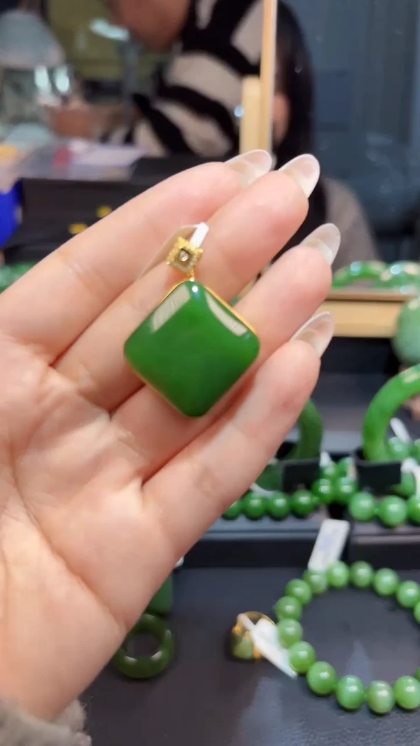 【闪购商品】和田玉（碧玉）颈饰18K金镶嵌1