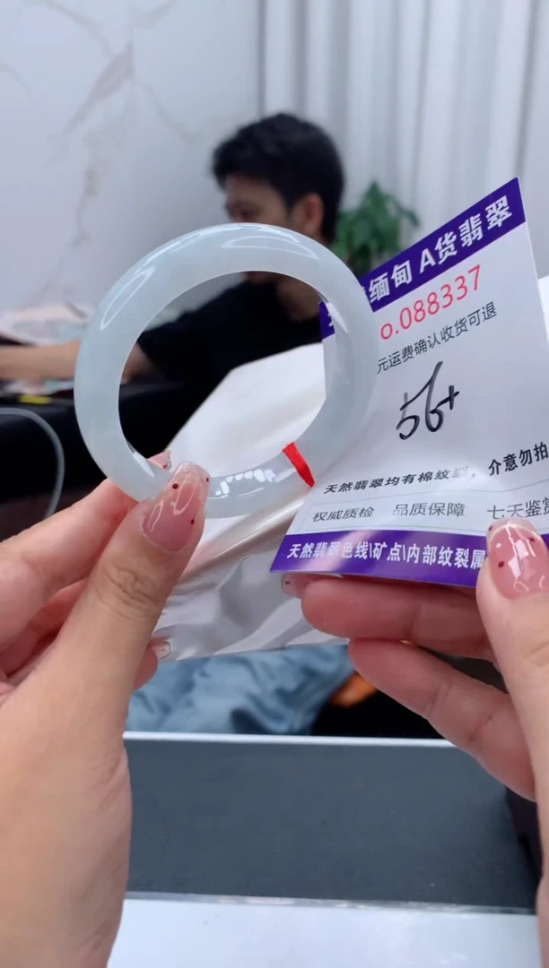 未镶嵌手镯翡翠有纹，完美者勿拍