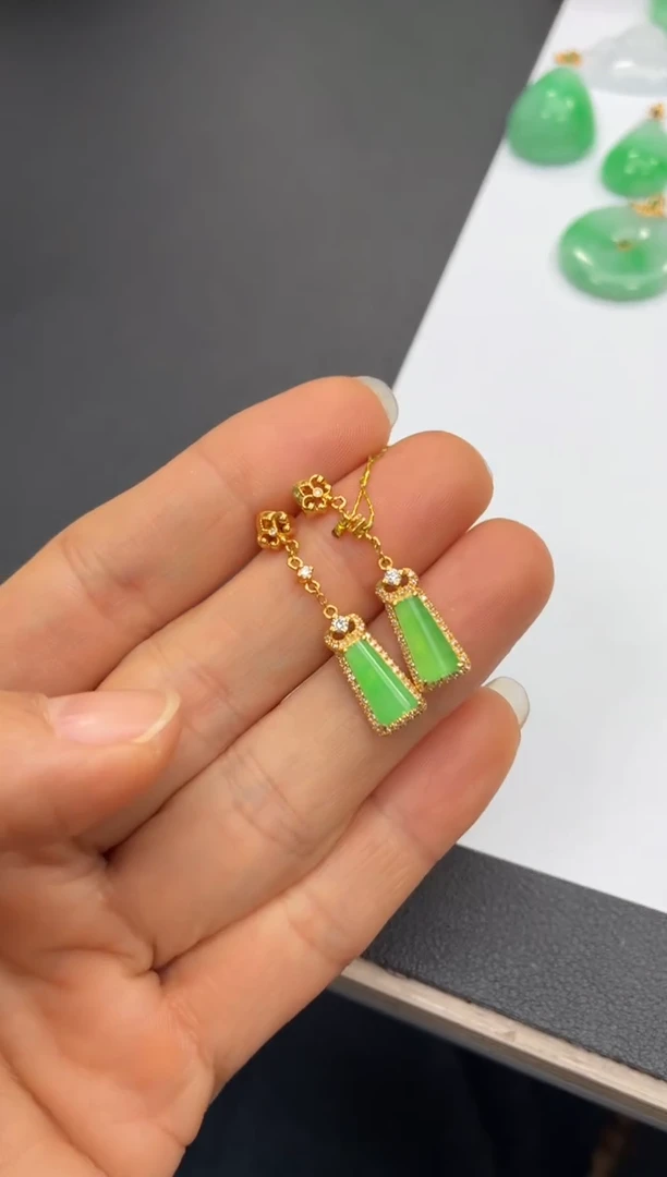 颈饰18K金镶嵌翡翠天然翡翠A货