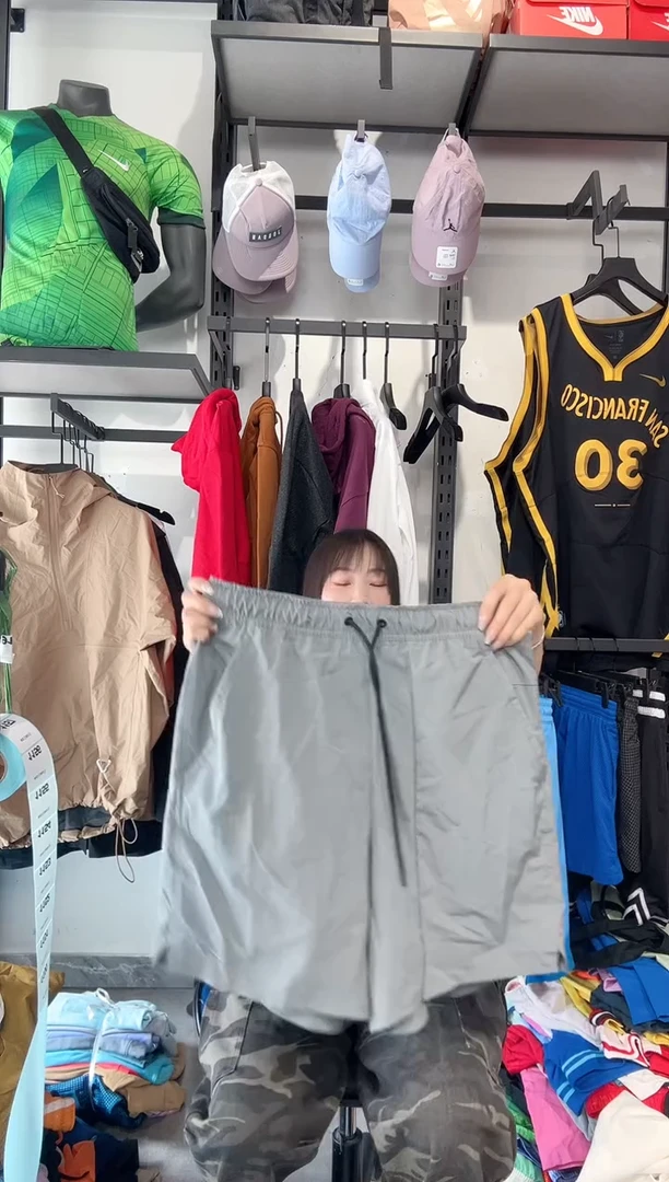 1150  编码 瑕疵款直播间过款为准 尺码175 L