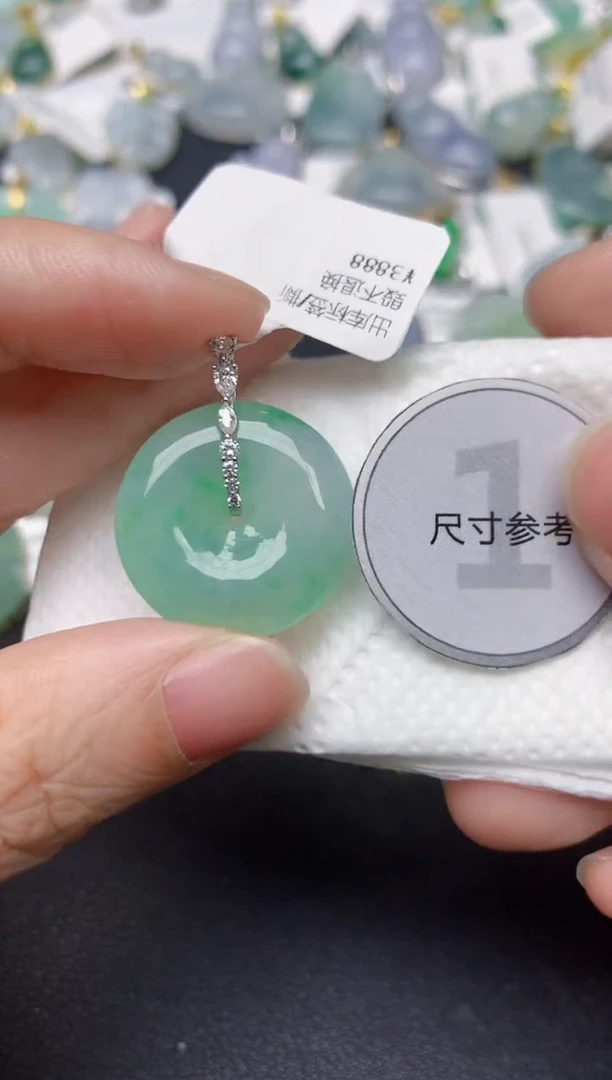 颈饰18K金镶嵌翡翠天然翡翠A货