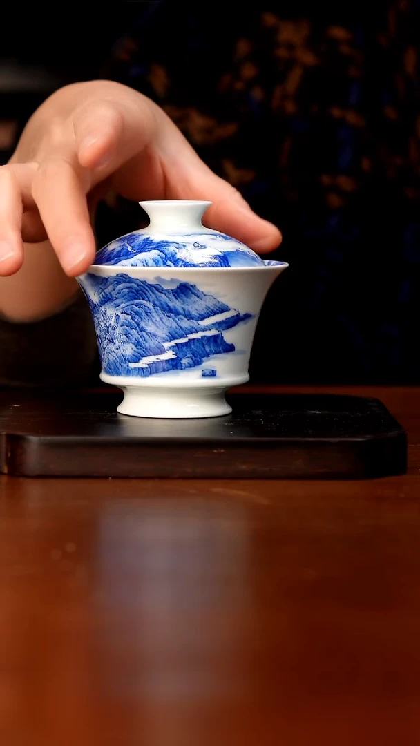 手绘陶瓷青花盖碗
