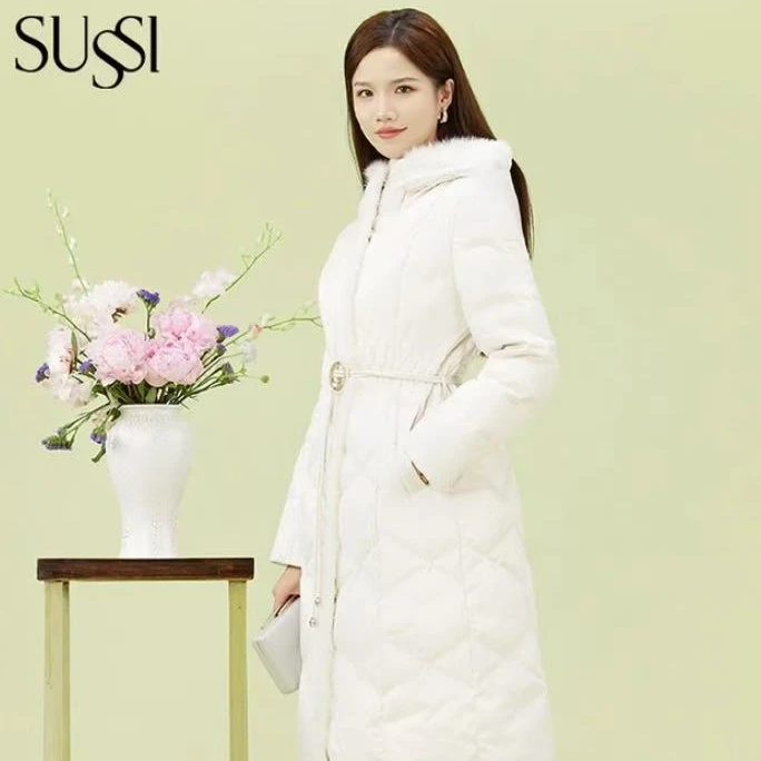 SUSSI/古色冬商场同款米白色连帽收腰中长款羽绒服女气质百搭