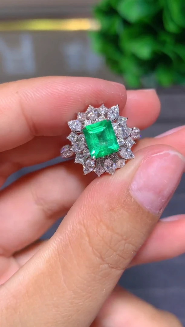 18K金镶嵌戒指祖母绿1.06CT