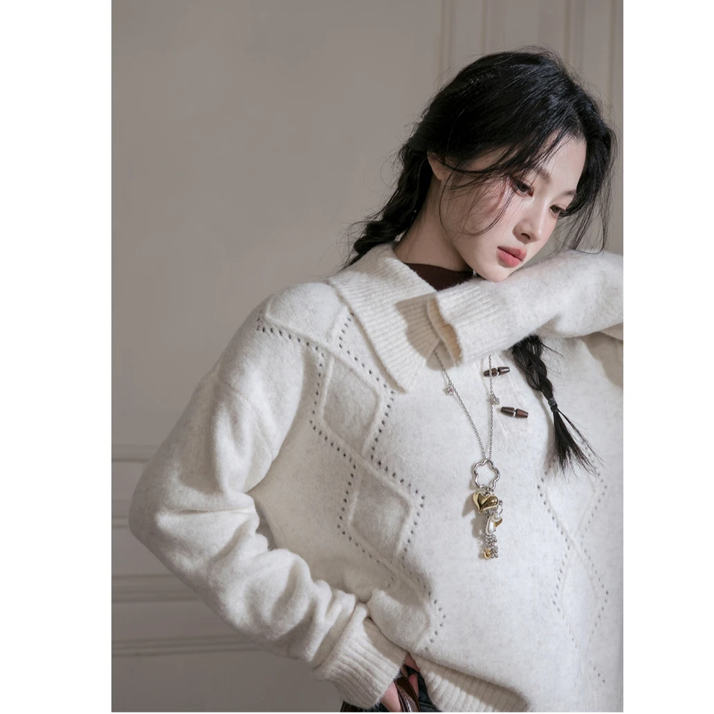 【大码】5070奶霜杏白 针织不对称领型木质扣毛衣