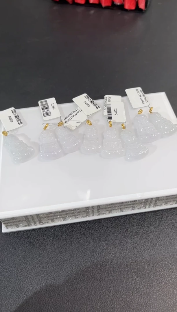 18K金镶嵌挂件翡翠边城刀客/54072/多样性发一