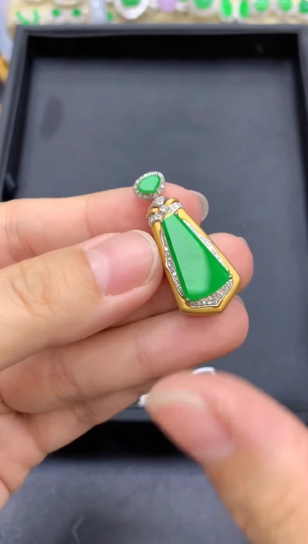 颈饰18K金镶嵌翡翠648-中国好珍宝