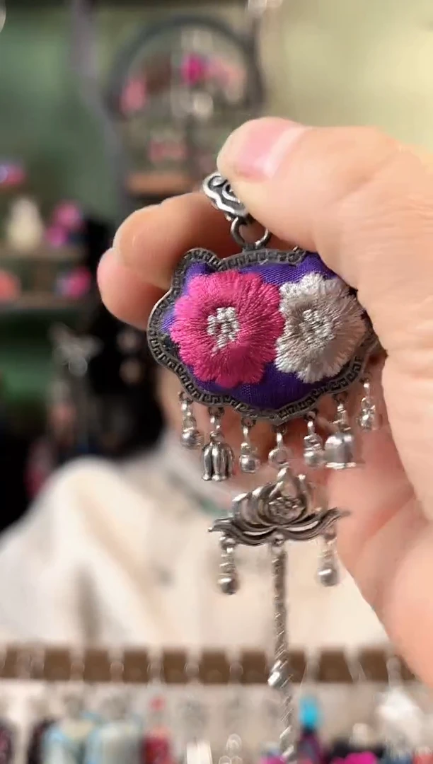 彩云南阁非遗老绣饰品165