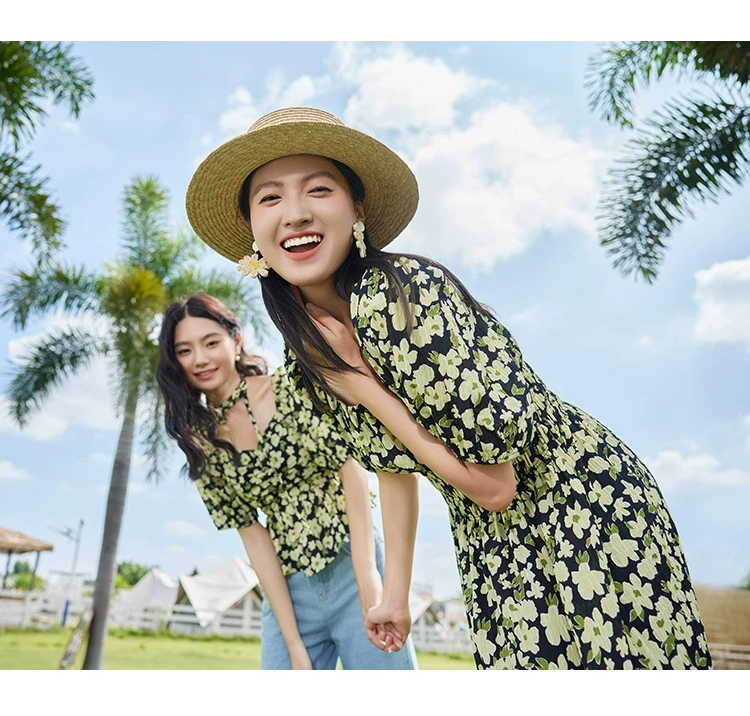 朵以方领碎花连衣裙女2025夏新款泡泡袖短袖度假风收腰A字中长裙