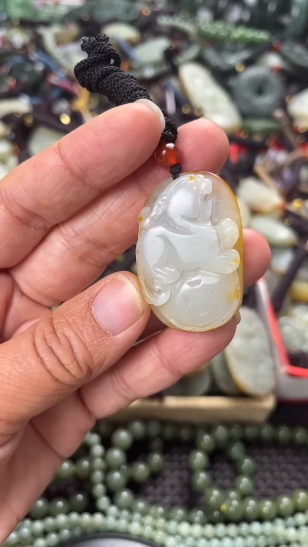 【闪购商品】和田玉颈饰未镶嵌多样性发货没有证书，拍一发一.有瑕