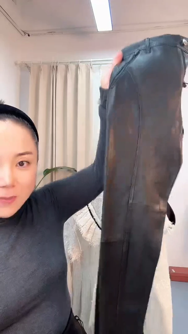 女士时尚搭配皮裤