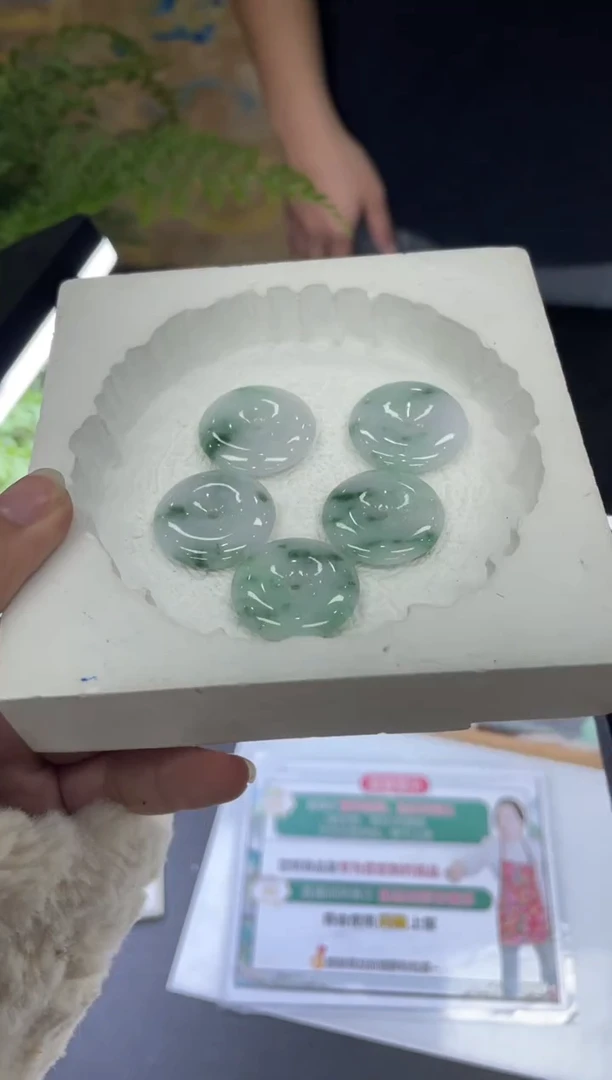 【闪购商品】翡翠吊坠(不含链)未镶嵌多样性发一件配绳