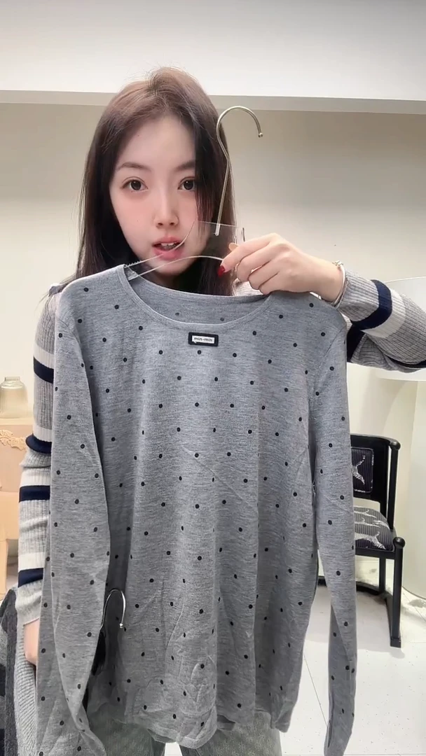 灰色波点羊毛衫