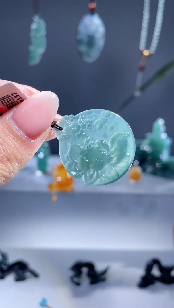 翡翠未镶嵌颈饰花牌