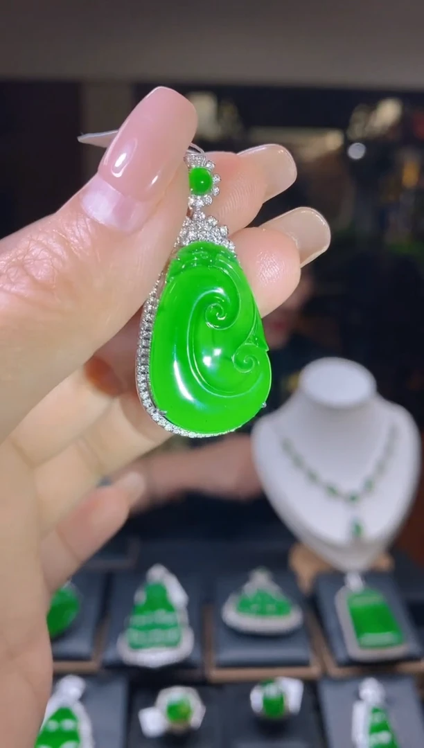 【闪购商品】翡翠吊坠(不含链)18K金镶嵌翡翠吊坠