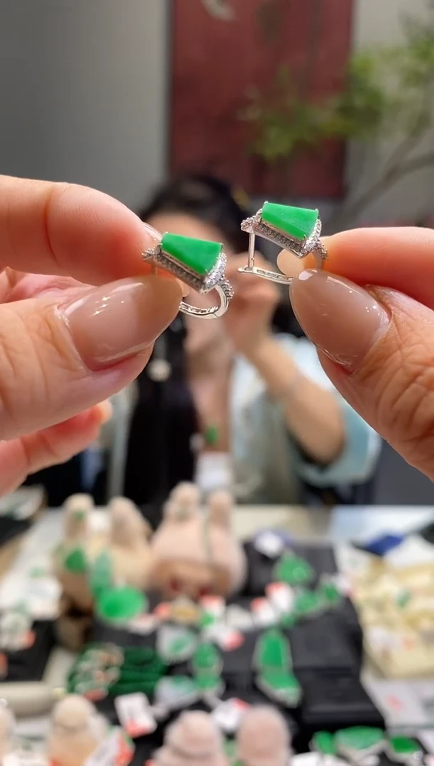 18K金镶嵌翡翠耳饰?**?耳包