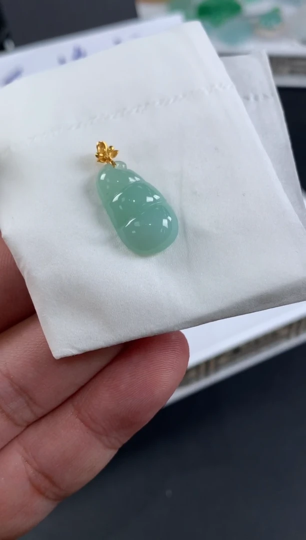 颈饰18K金镶嵌翡翠哈***。翡翠