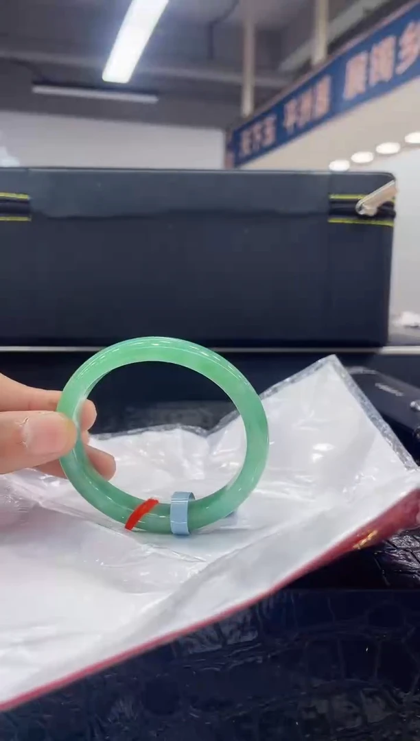 未镶嵌手镯（贵妃镯）翡翠3