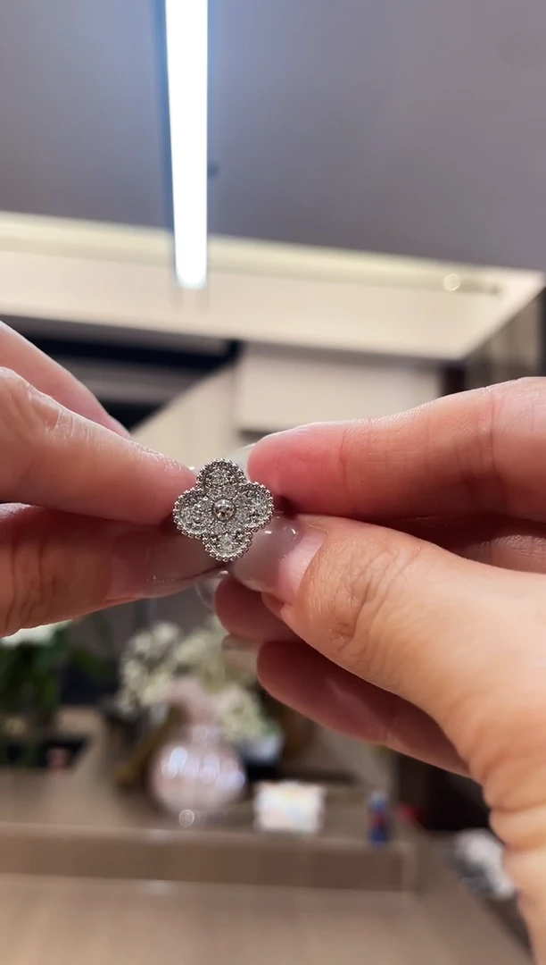 戒指/指环18K金镶嵌钻石四叶草满钻戒指