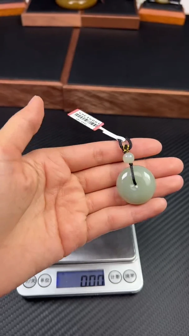 【闪购商品】和田玉吊坠(赠链)未镶嵌且末微色差近矿