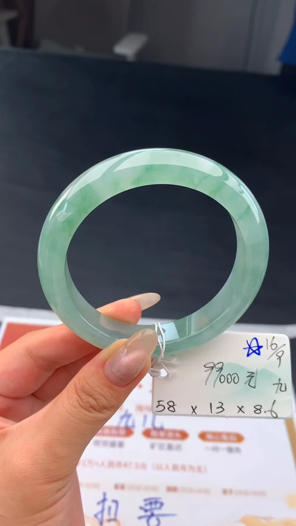 未镶嵌手镯翡翠自带#送人#，联系客服核对地址~