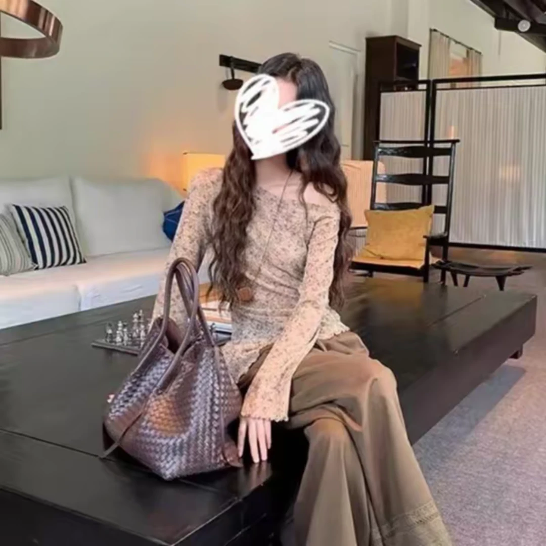 爱西里2025秋气质高级感不规则下摆船领晕染花朵针织衫女A1503