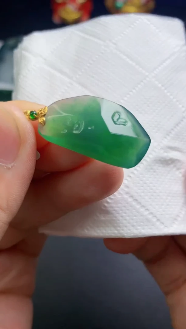 颈饰未镶嵌翡翠