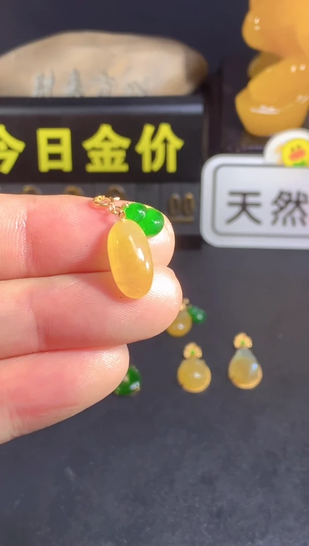 颈饰18K金镶嵌翡翠