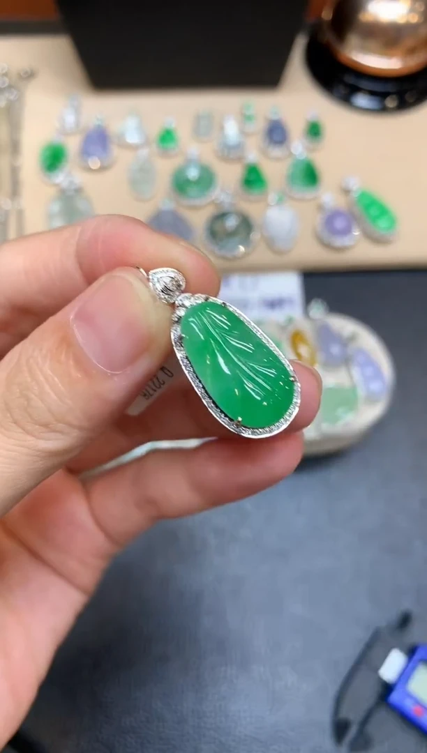 颈饰18K金镶嵌翡翠树叶【无服务费
