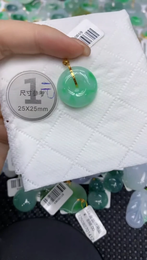 翡翠18K金镶嵌颈饰111111