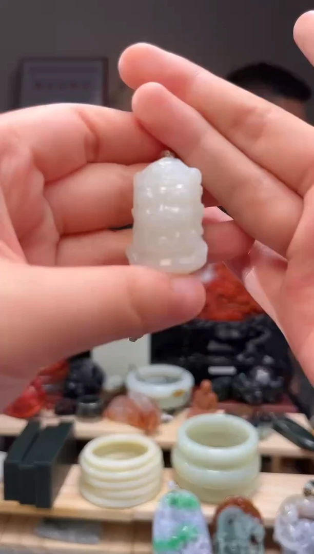 颈饰未镶嵌和田玉吊坠