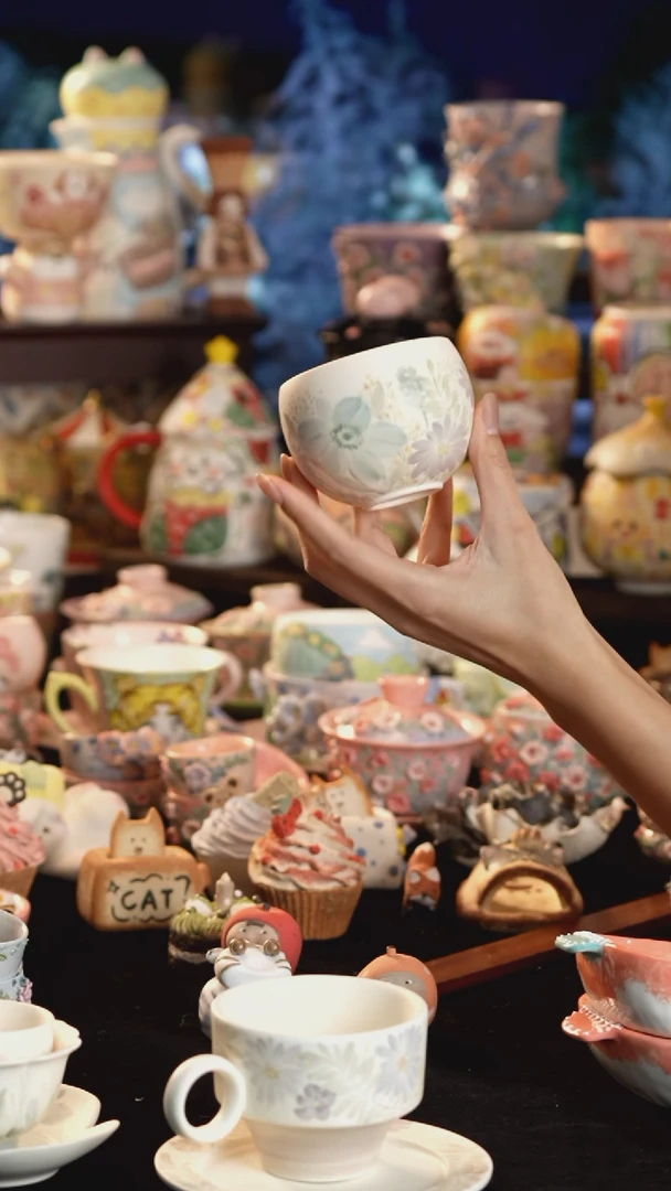 摆件陶景德镇釉下彩手绘设计师款陶瓷