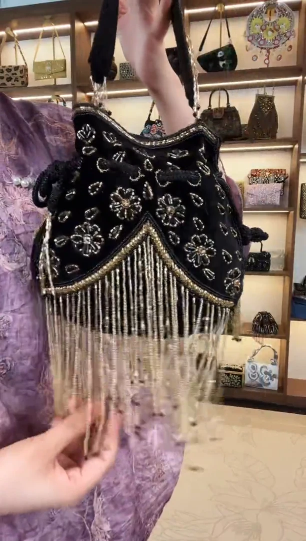 织绣百格汇手工串珠包