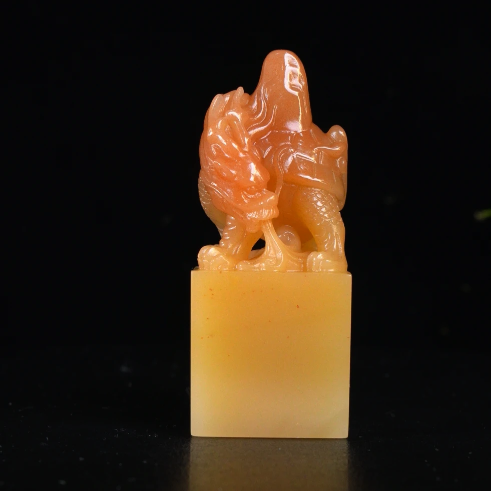 Lot.12.寿山石李红善伯霸下印章104.6克2.9x2.9x7.3cm，2P9