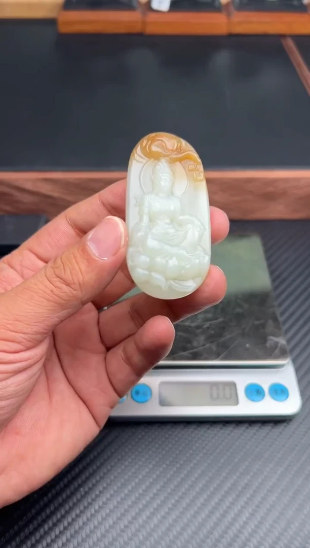 吊坠(赠链)未镶嵌和田玉若羌微色差吊坠