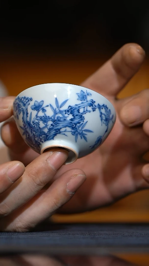 瓷片蓝***威游玉摹古 仿雍正青花梅竹双清图杯